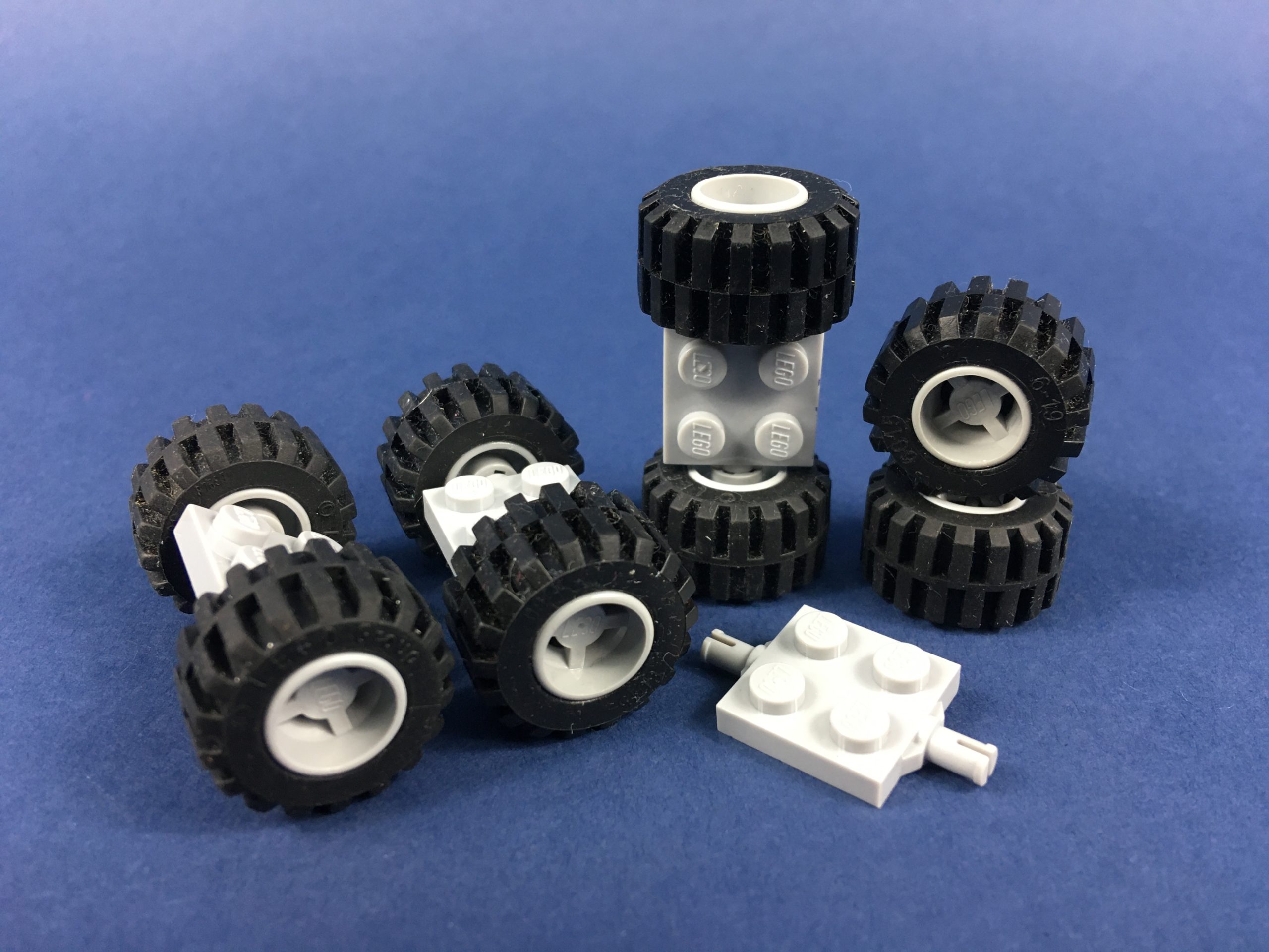 LEGO® 4x Achse + 8x Räder Felge hellgrau Auto Fahrzeug City (6015, 4600)
